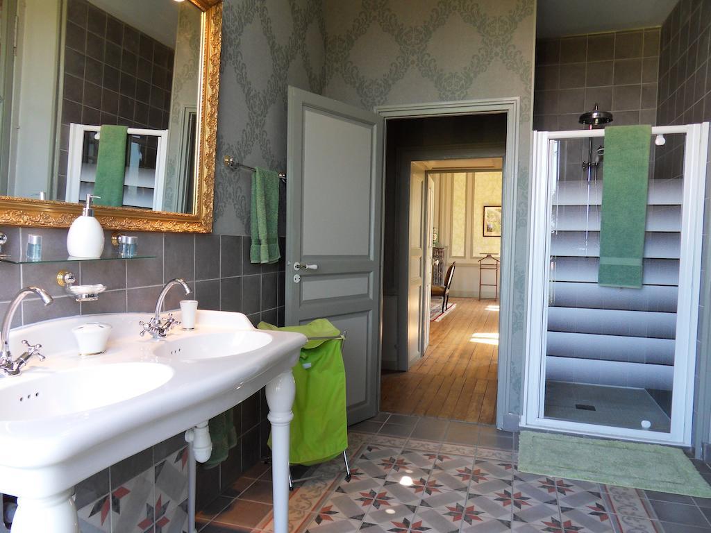 Chateau De Clermont-Saves Bed and Breakfast LʼIsle-Jourdain Eksteriør billede