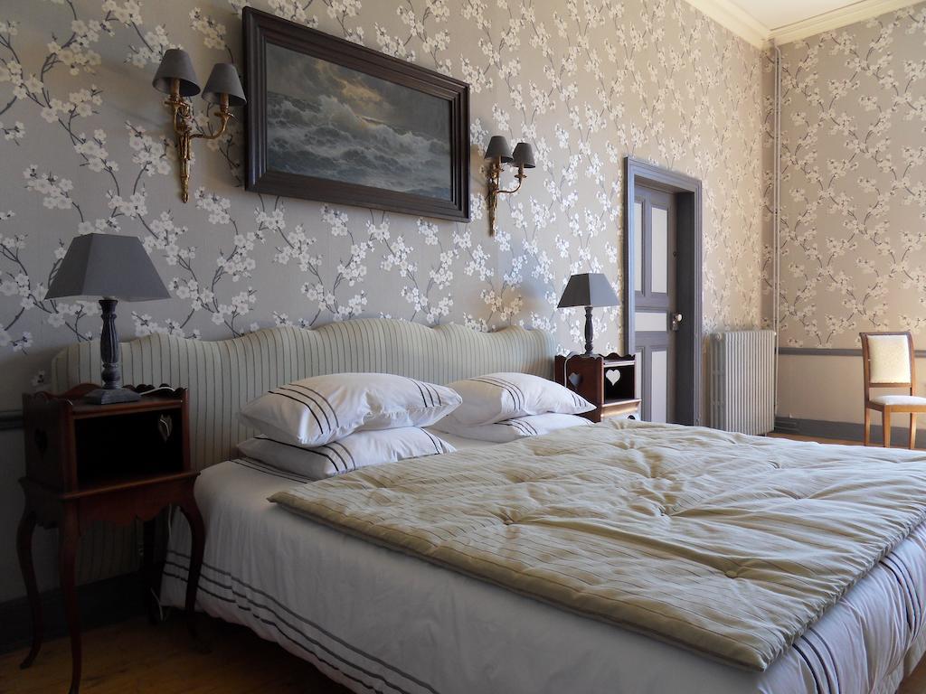 Chateau De Clermont-Saves Bed and Breakfast LʼIsle-Jourdain Værelse billede