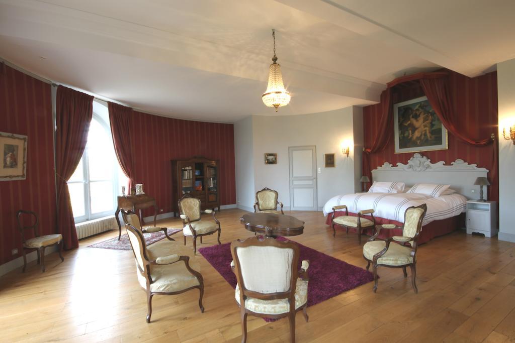 Chateau De Clermont-Saves Bed and Breakfast LʼIsle-Jourdain Værelse billede