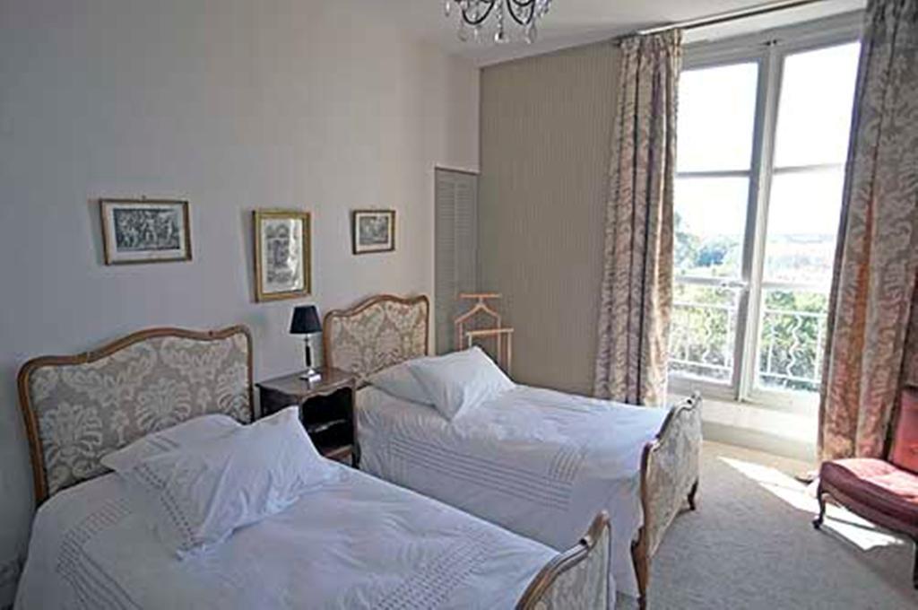 Chateau De Clermont-Saves Bed and Breakfast LʼIsle-Jourdain Værelse billede